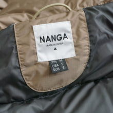 画像をギャラリービューアに読み込む, 入手困難 ナンガ(NANGA) オーロラダウンジャケット サイズM メンズ ダウンジャケット COYOTE 直営店舗・公式サイト限定カラー