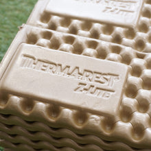 画像をギャラリービューアに読み込む, 美品  サーマレスト（THERMAREST） Zライト ２個セット　寝袋・寝具 コヨーテ/グレー　マットレス クローズドセルマットレス