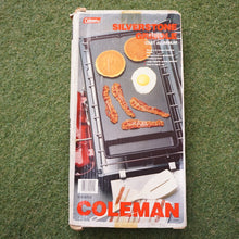 画像をギャラリービューアに読み込む, 未使用  コールマン（Coleman） シルバーストーングリドル 廃盤品　２バーナーサイズ　鉄板　グリル　箱傷み　ストーブ・コンロ　