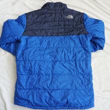 画像をギャラリービューアに読み込む, ザ・ノースフェイス（THE NORTH FACE） 裏起毛切替ダウンジャケット 中綿ブルゾン 古着 ブルー×ネイビー ボーイズサイズ [送料無料]