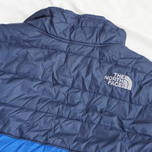 画像をギャラリービューアに読み込む, ザ・ノースフェイス（THE NORTH FACE） 裏起毛切替ダウンジャケット 中綿ブルゾン 古着 ブルー×ネイビー ボーイズサイズ [送料無料]