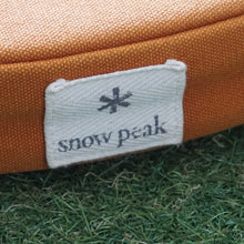 画像をギャラリービューアに読み込む, 美品 スノーピーク（snowpeak） ラウンジクッション TM-096OR フィールドギア　グラウンドスタイル　お座敷　座布団　二つ折り