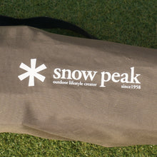 画像をギャラリービューアに読み込む, 美品 スノーピーク（snowpeak） ローチェア30 ブラウン LV-091BR テーブル・チェア　定番・人気のロースタイル　焚火台・ジカロテーブルに最適 [送料無料]