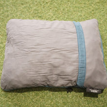 画像をギャラリービューアに読み込む, 美品 サーマレスト（THERMAREST） コンプレッシブルピロー　デニム　Sサイズ(COMPRESSIBLE PILLOW Small Denim) スリーピングギア 枕 [送料無料] [11/17値下げ]